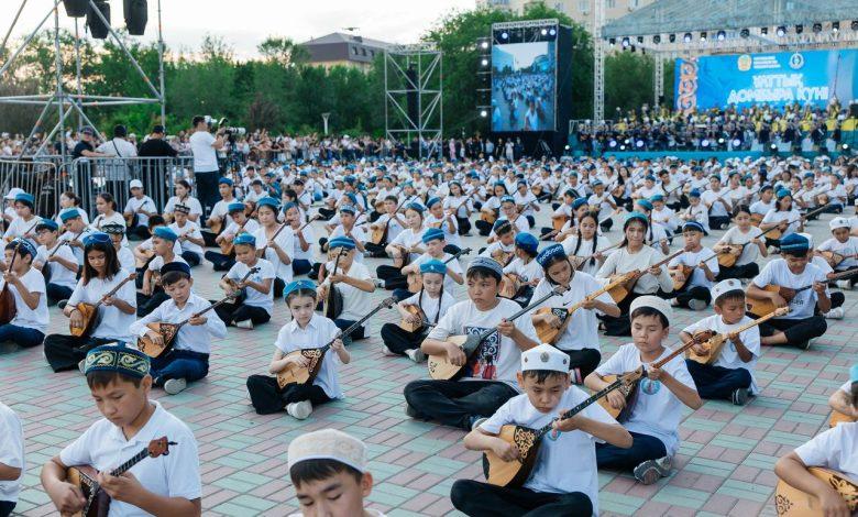 Ұлттық домбыра күні: Атырауда 5000-нан астам бала күй орындады